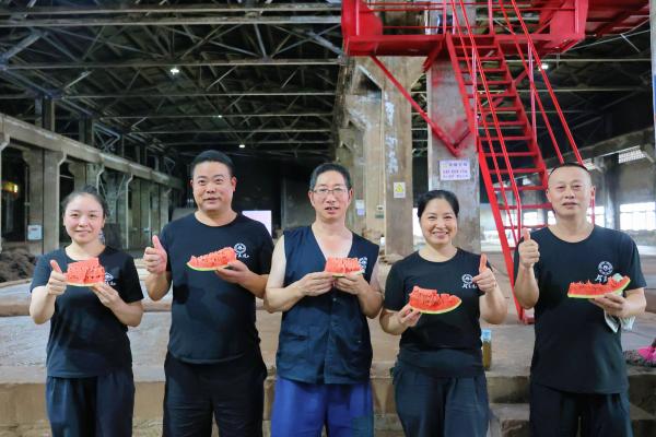 今良造釀酒:清涼慰問沁人心 凝心聚力鼓干勁 ——今良造釀酒工會2025年夏季送清涼活動紀實 今良造釀酒:清涼慰問沁人心 凝心聚力鼓干勁 ——今良造釀酒工會2025年夏季送清涼活動紀實